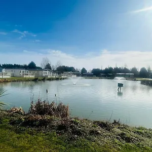  Lodge Lakeside Escape With Hot Tub